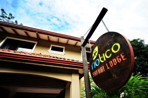 Rio Tico Safari Lodgeに飾ってある許可証、賞状、看板またはその他の書類