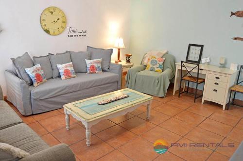 Una sala de estar con un sofá y una mesa de café. en Abel's Villa by FMI Rentals, en Puerto Peñasco