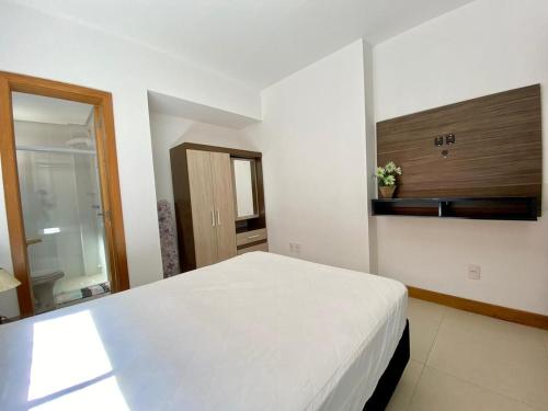 Televisyen dan/atau pusat hiburan di Apartamento temporada edifício Silviane Gomes
