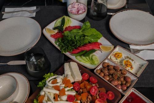 una tavola con tre vassoi di cibo sopra di Leslion Luxury Hotel a Antalya (Adalia)