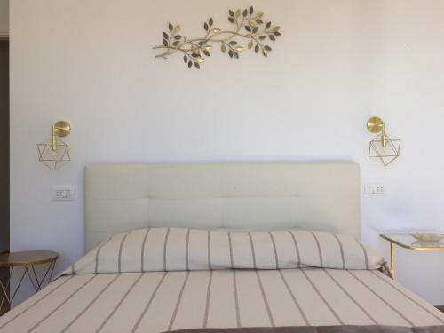 1 dormitorio con cama blanca y cabecero blanco en New fegina, en Monterosso al Mare