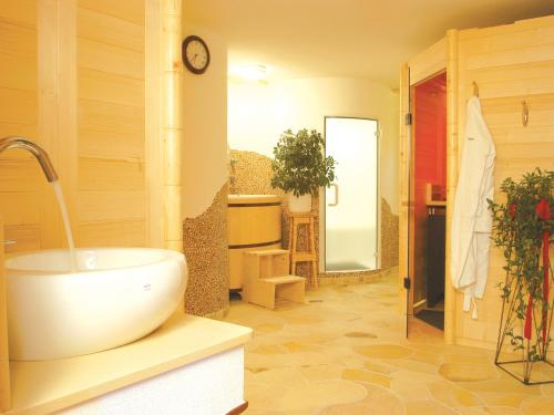 Ett badrum på Gasthof Einfalt