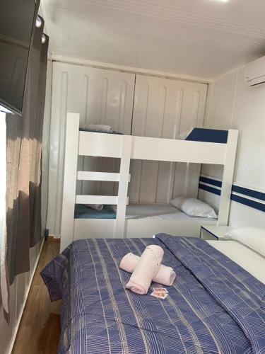 a bedroom with a bed with two bunk beds at Pousada Coração do Parque in Penha