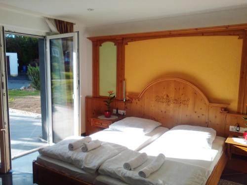 1 dormitorio con 1 cama grande y toallas. en Ferienwohnung Harmonie en Kulmbach