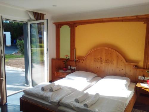 una camera da letto con un letto grande con asciugamani sopra di Ferienwohnung Harmonie a Kulmbach