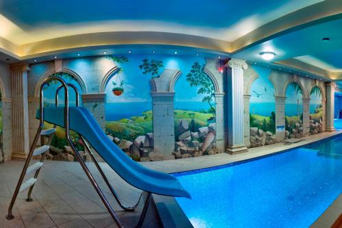 basen w hotelu ze zjeżdżalnią wodną w obiekcie Spa Hotel Gloria w mieście Przemyśl
