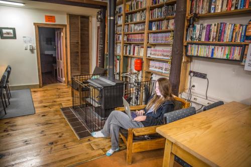 Knihovna v hostelu
