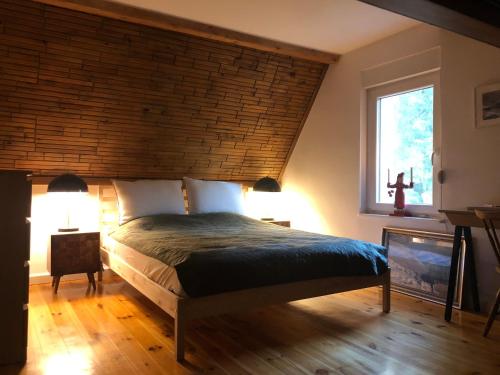 ein Schlafzimmer mit einem großen Bett mit Ziegelwand in der Unterkunft Dom Blisko Natury Osłonin in Osłonin