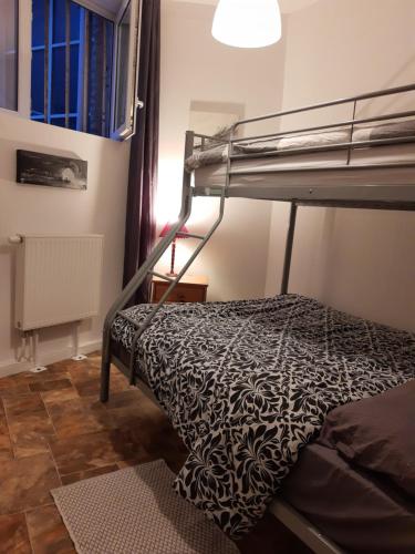 - une chambre avec des lits superposés dans l'établissement Appartement Au Coeur de Liege, à Liège