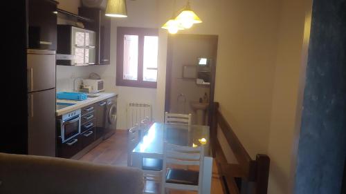 A kitchen or kitchenette at El Rincon De Zaldierna