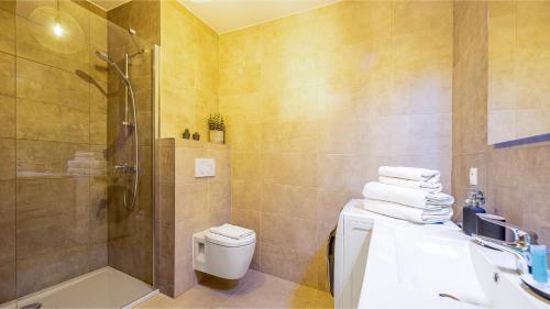une salle de bain avec une douche, des toilettes et un lavabo dans l'établissement Les Freinets - Apt D103 - BO Immobilier - Châtel, à Châtel