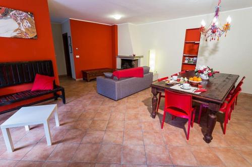ein Wohnzimmer mit einem Sofa und einem Tisch in der Unterkunft B&B La Giostra di Foligno in Foligno
