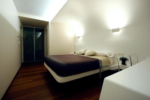 małą sypialnię z łóżkiem z 2 poduszkami w obiekcie Pensión Iturriza w mieście San Sebastián