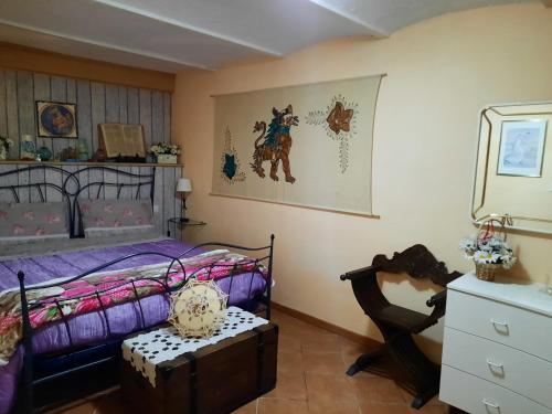 - une chambre avec un lit et une chaise dans l'établissement CASA HELENA, à Foligno