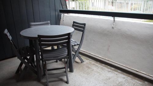 uma mesa e cadeiras sentadas ao lado de uma janela em Appartement 4 personnes Saint-Lary Village em Saint-Lary-Soulan