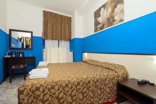 En eller flere senge i et værelse på Mini Hotel