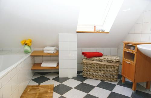 a bathroom with a sink and a bath tub at Det gule Hus in Kappeln