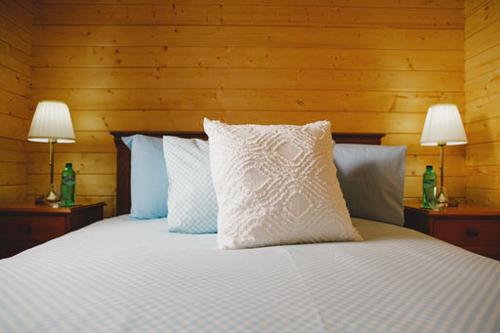 Tempat tidur dalam kamar di Cosy Log Cabin - The Dookit - Fife
