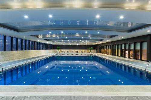 The swimming pool at or close to Holiday Inn Nanjing Aqua City, an IHG Hotel