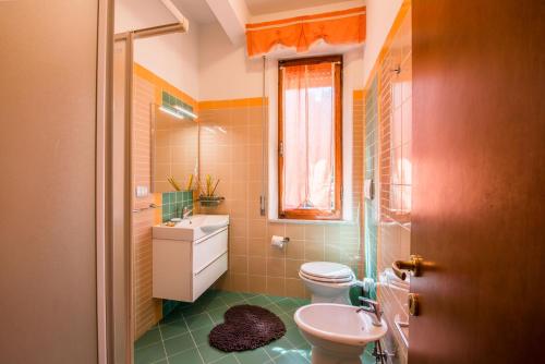 a bathroom with two toilets and a sink at Il Trabucco e La Terrazza della Val d' Orcia in San Quirico dʼOrcia