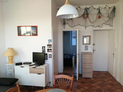 Cette chambre dispose d'un bureau avec un ordinateur et d'un couloir. dans l'établissement Sur le port, à Les Sables-dʼOlonne
