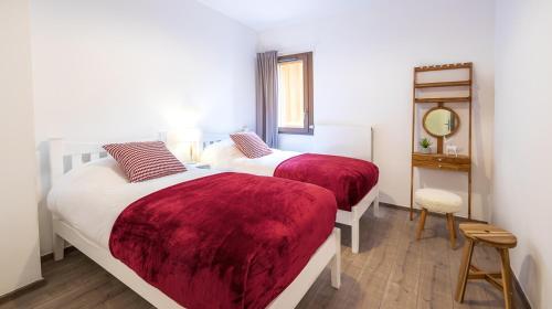 Katil atau katil-katil dalam bilik di L'O Rouge - Apt A02 - BO Immobilier- remises sur les forfaits de skis Châtel ou Portes du soleil