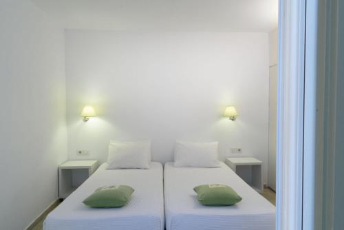 una camera con due letti con cuscini verdi di Luxury Villa Skiathos Two-Bedroom Suite Dyo Vromolimnos a Città di Skiathos
