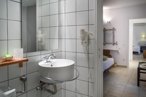 bagno con lavandino e specchio di Luxury Villa Skiathos Two-Bedroom Suite Dyo Vromolimnos a Città di Skiathos