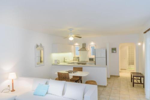 un soggiorno con divano bianco e una cucina di Luxury Villa Skiathos Two-Bedroom Suite Dyo Vromolimnos a Città di Skiathos