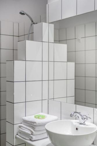 bagno bianco con lavandino e asciugamani di Luxury Villa Skiathos Two-Bedroom Suite Dyo Vromolimnos a Città di Skiathos