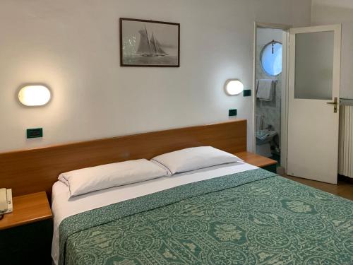 En eller flere senger på et rom på Hotel Garni Picnic