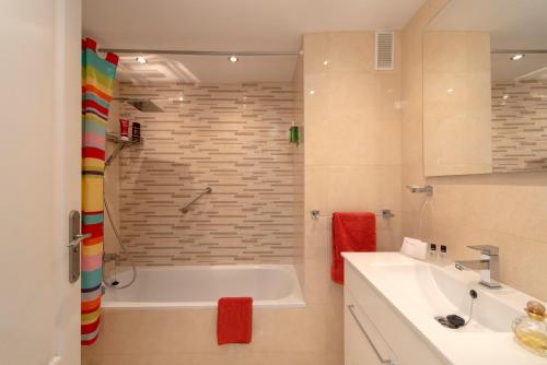 Fabulous sunny second floor apartment - Edificio Europark - overlooking gardens and pools.