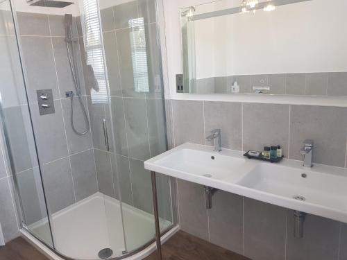Un baño de Best Western Moore Place Hotel