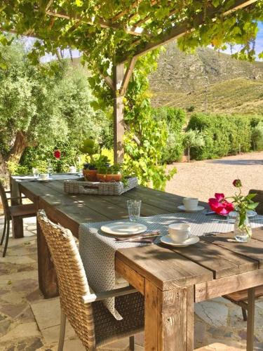 Cảnh núi rừng hoặc tầm nhìn ra núi từ nhà nghỉ B&B