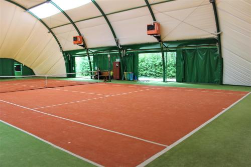 um campo de ténis dentro de uma tenda em Agroturystyka Pokoje Stajnia Lidia em Serock