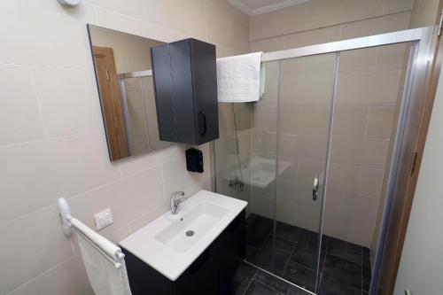 W łazience znajduje się umywalka i prysznic. w obiekcie Old Farm Hotel w mieście Izmir
