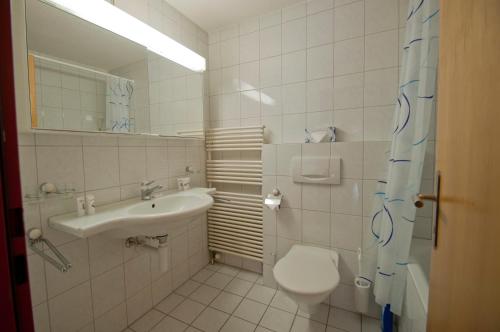 Ванная комната в Haus Bahnhofbuffet, Apartment Riffelhorn