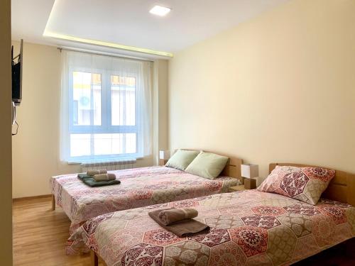 1 Schlafzimmer mit 2 Betten und einem Fenster in der Unterkunft Apartman La Promenade Zlatibor in Zlatibor