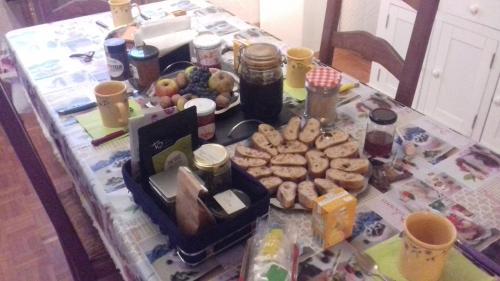 Ein Tisch mit einem Haufen Essen drauf. in der Unterkunft Villa Détente Dauphinoise in Saint-André-le-Gaz