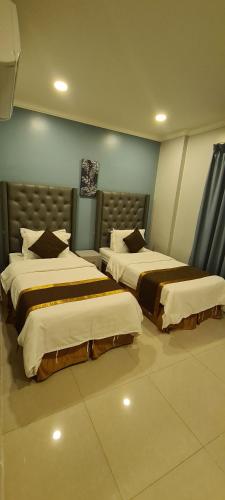 2 camas en una habitación de hotel en سمأ الرفاع 1, en Al Khobar