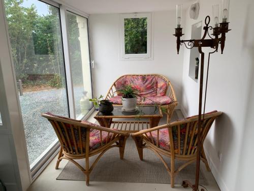 une chambre avec une table, deux chaises, une table et une chaise dans l'établissement Villa TOUSVENTS, à Saint-Georges-de-Didonne