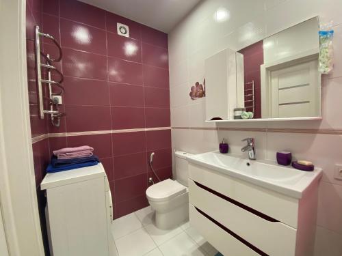 Ванна кімната в Современная студия с отдельной спальней с видом на Versal Park