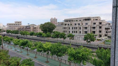 an overhead view of a city with buildings and trees at 82行旅 加Line享優惠 in Jian