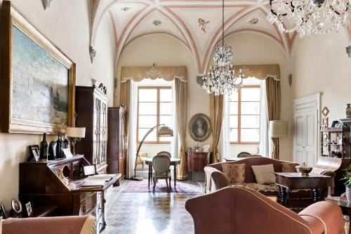 a living room with a couch and a chandelier at Residenza d'Epoca Palazzo Borghesi in Siena