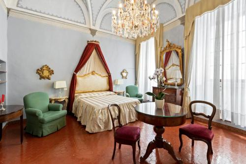 Un pat sau paturi într-o cameră la Residenza d'Epoca Palazzo Borghesi