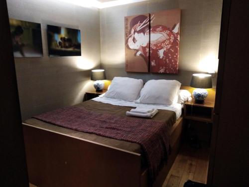 パリにあるParis Interiors Rentals - Le Marais LOUVRE - NOTRE DAMEのベッドルーム1室(ベッド1台、タオル2枚付)