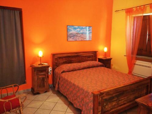 パンテレリアにあるAgriturismo La Cala Cottoneのベッドルーム1室(ベッド1台、テーブル2台、ランプ2つ付)