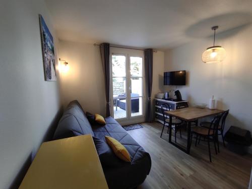un salon avec un canapé et une table dans l'établissement Studio avec terrasse et parking 200m plage et commerces, à La Couarde-sur-Mer