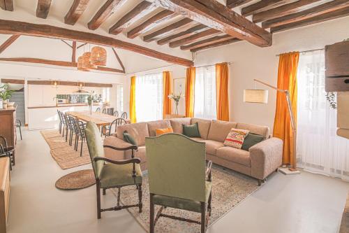 un salon avec un canapé et une table dans l'établissement Kasa Des Bois, à Saint-Arnoult-des-Bois