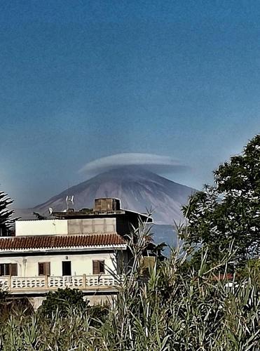 a mountain in the distance with a building in the foreground at CASA RURAL LIMÓN Y SOL in Sauzal